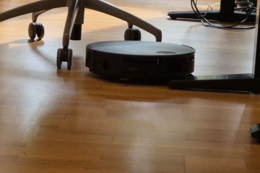 MOVA S70 Roller Saugroboter in schlichten Schwarz beim Saugwischen im Büro